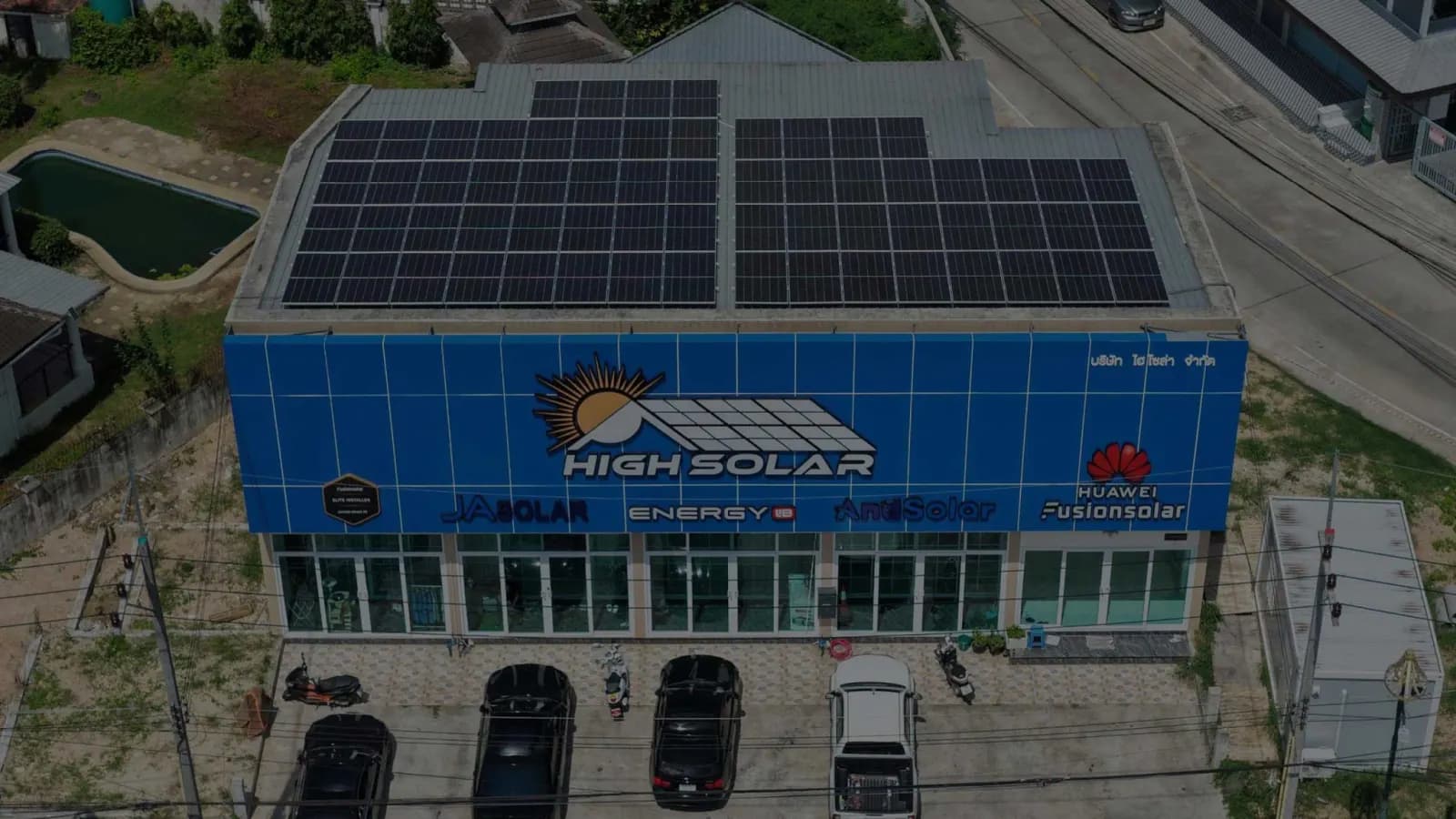 อาคาร High Solar Bangkok พร้อมแผงโซล่าเซลล์บนหลังคา